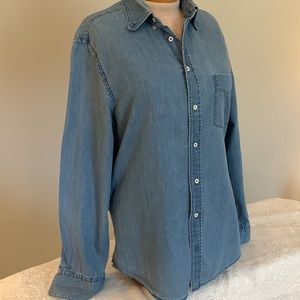 Everlane chambray button down. M. GUC.